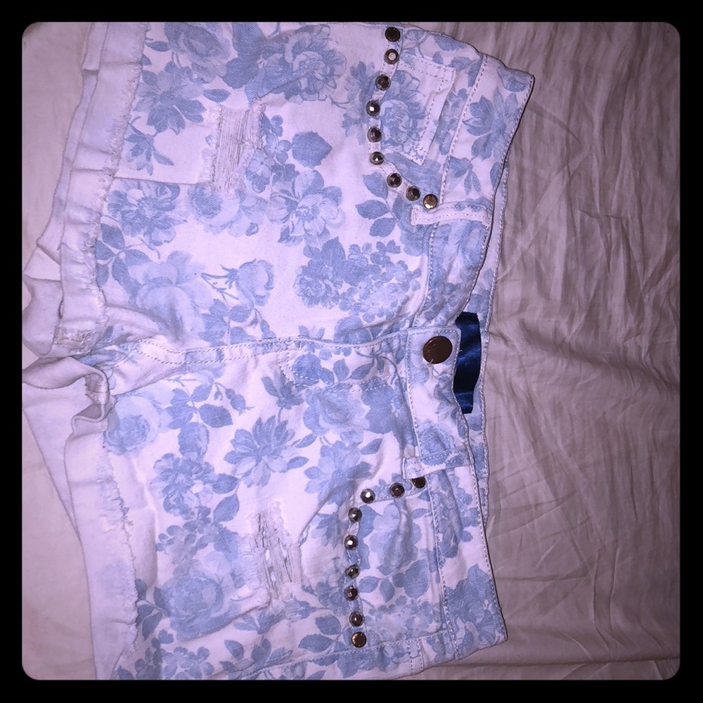 Floral shorts in white and blue